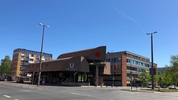 Der U-Bahnhof Maximilianstraße teilt sich den 12. Platz mit der Station am Fürther Rathaus. Hier stiegen 2019 ebenfalls 18.300 Menschen jeden Werktag ein und aus.