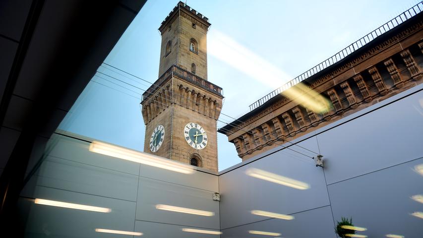 Am 5. Dezember 1998 wurde der U-Bahnhof Rathaus Fürth eröffnet. 2019 wurden dort 18.300 Ein- und Aussteiger pro Werktag gezählt.