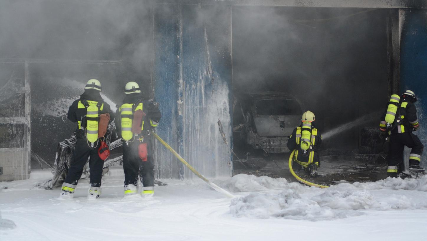 Rauchsäule über Nürnberg: Werkstatt nach Feuer einsturzgefährdet?