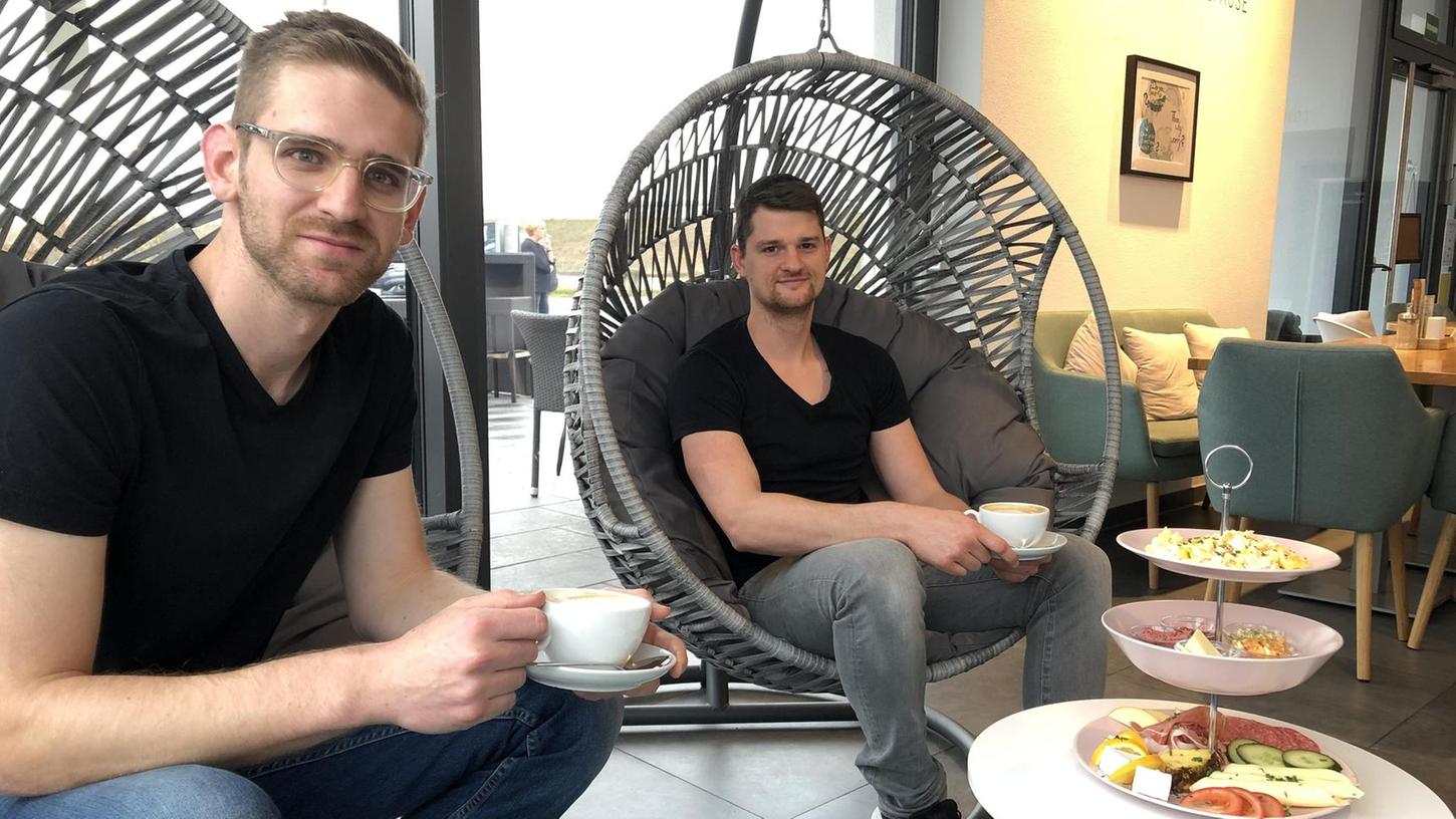 Lukas Mitterreiter (l.) und Thomas Halota ziehen mit ihrer "Kleinen Pause" von Fürth nach Nürnberg. Das Café in Forchheim (unser Bild) bleibt erhalten.