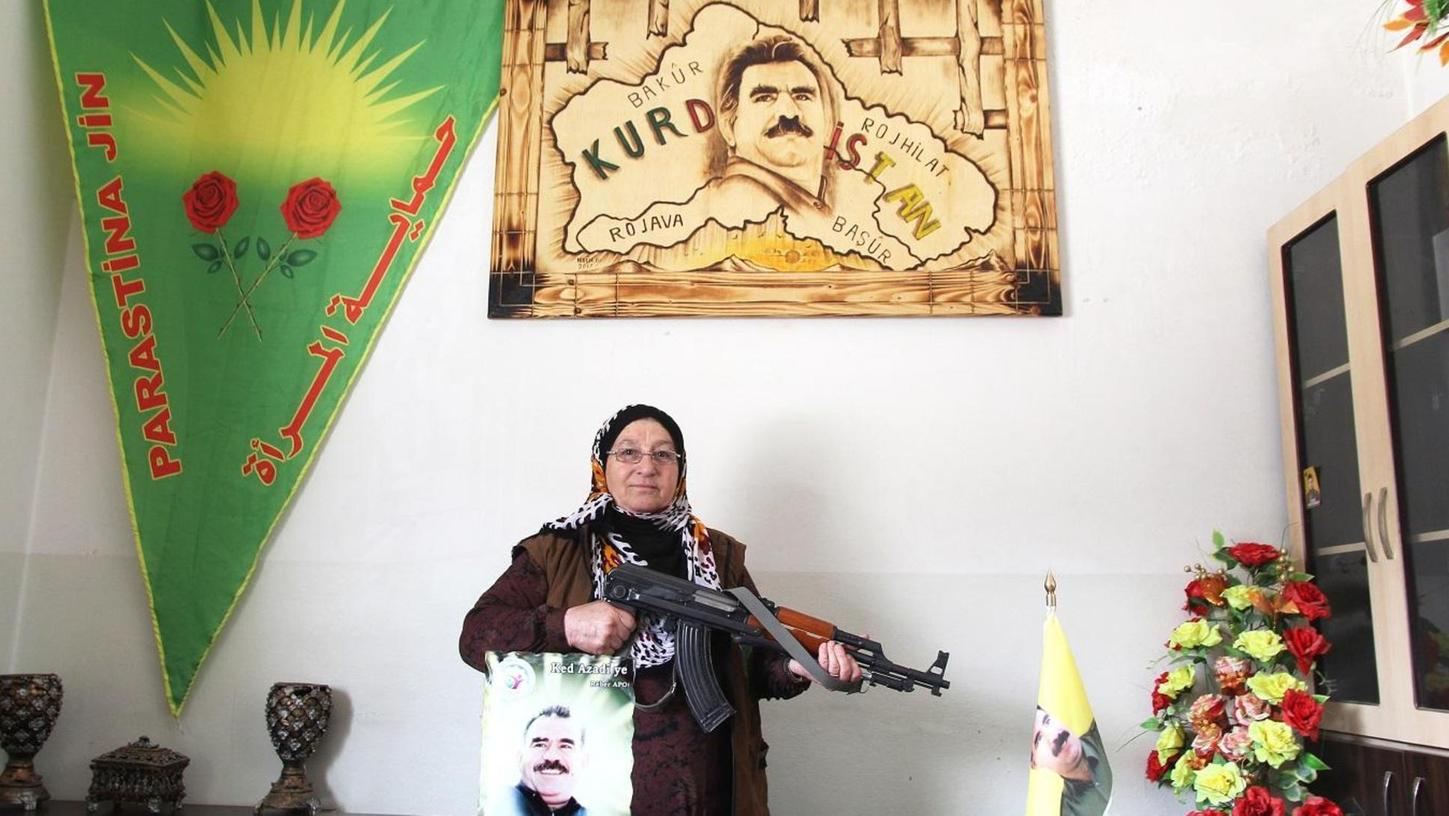 Dokumentierte Flüchtlingslager-Wirklichkeit: Für diese Frau und die Bewohner der kurdischen Region Rojava ist Abdullah Öcalan ein Held. Die Türkei und die deutsche Justiz sehen in ihm einen Terroristen. Aber ist das Bild PKK-Werbung?