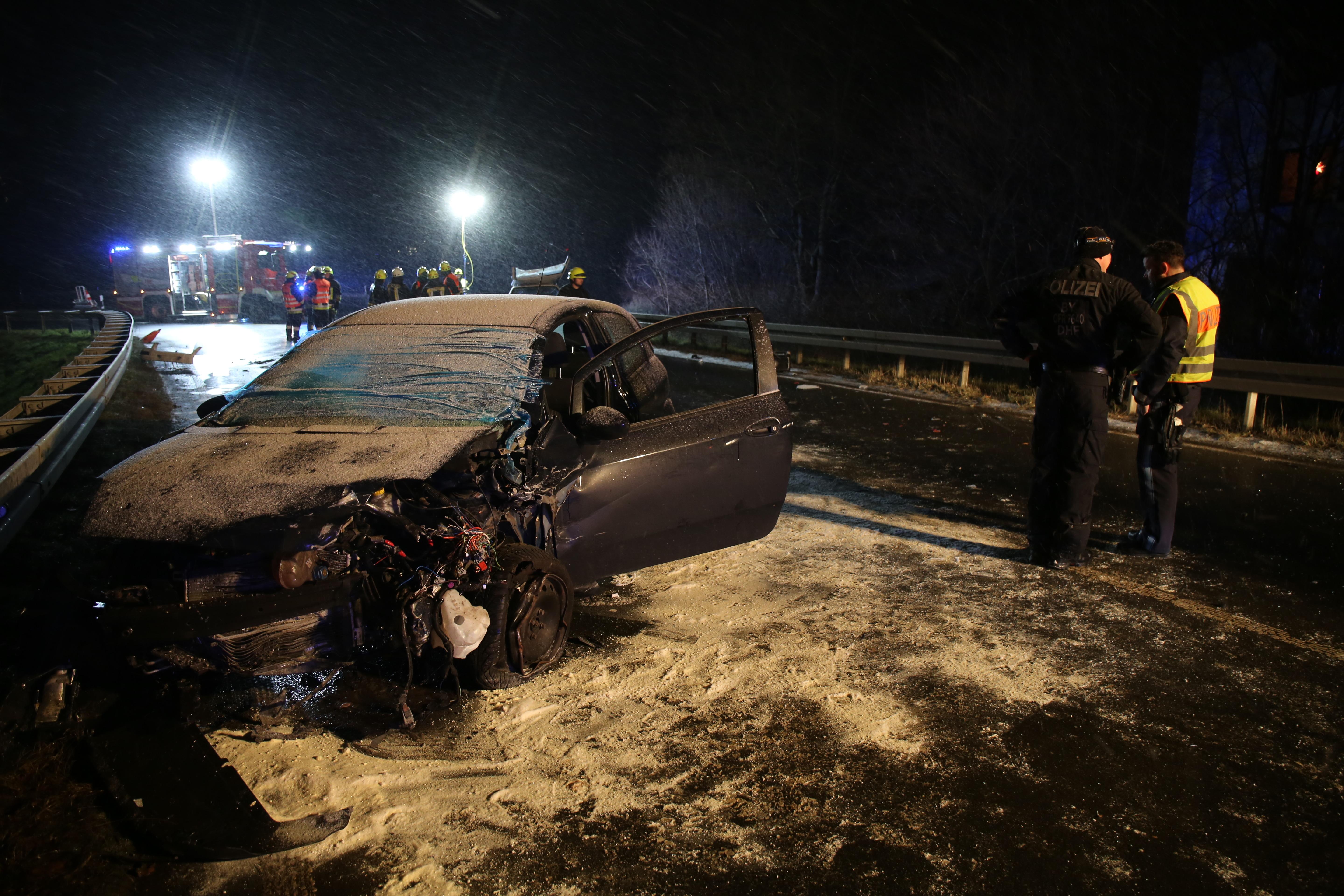 Autos Kollidieren Bei Hof: Schwerer Unfall Auf Der B15