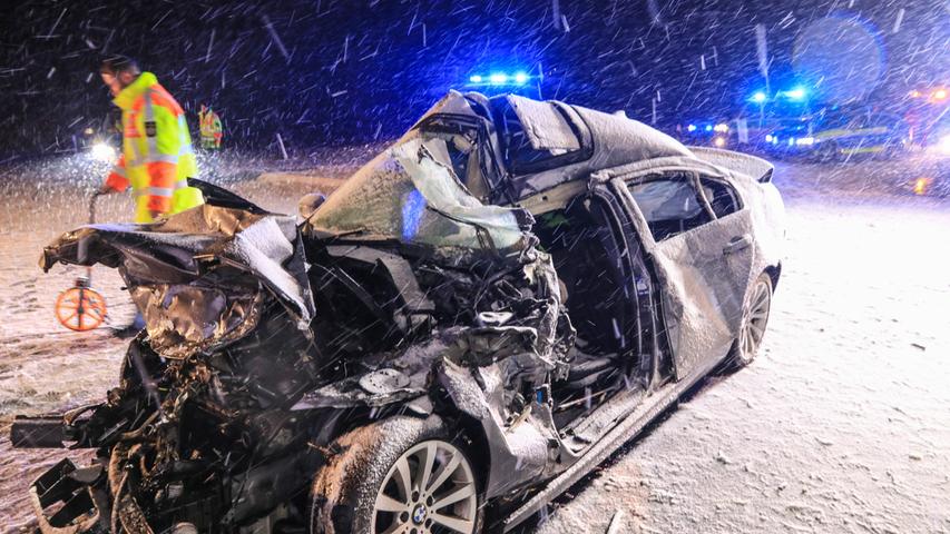 BMW fährt unter Sattelzug: 26-Jähriger stirbt