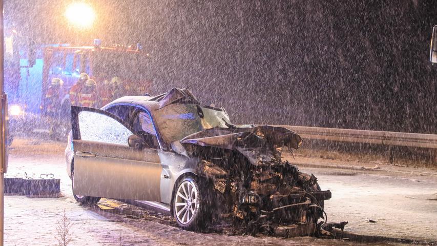 BMW fährt unter Sattelzug: 26-Jähriger stirbt