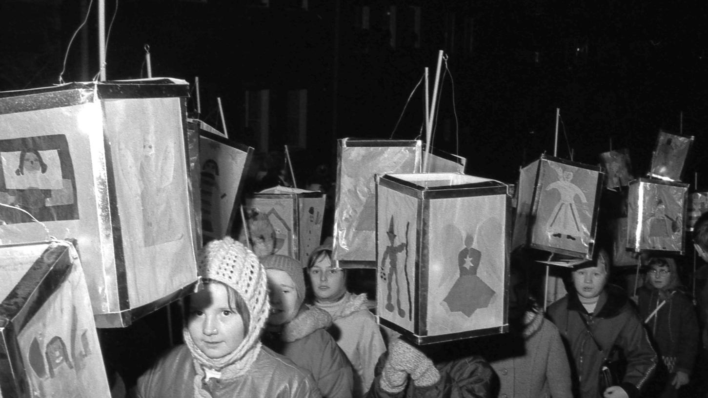 Diese vielzackigen beleuchteten „Leitsterne" führten die „Glühwürmchenprozession“ der Nürnberger Volksschüler zur Kaiserburg an.