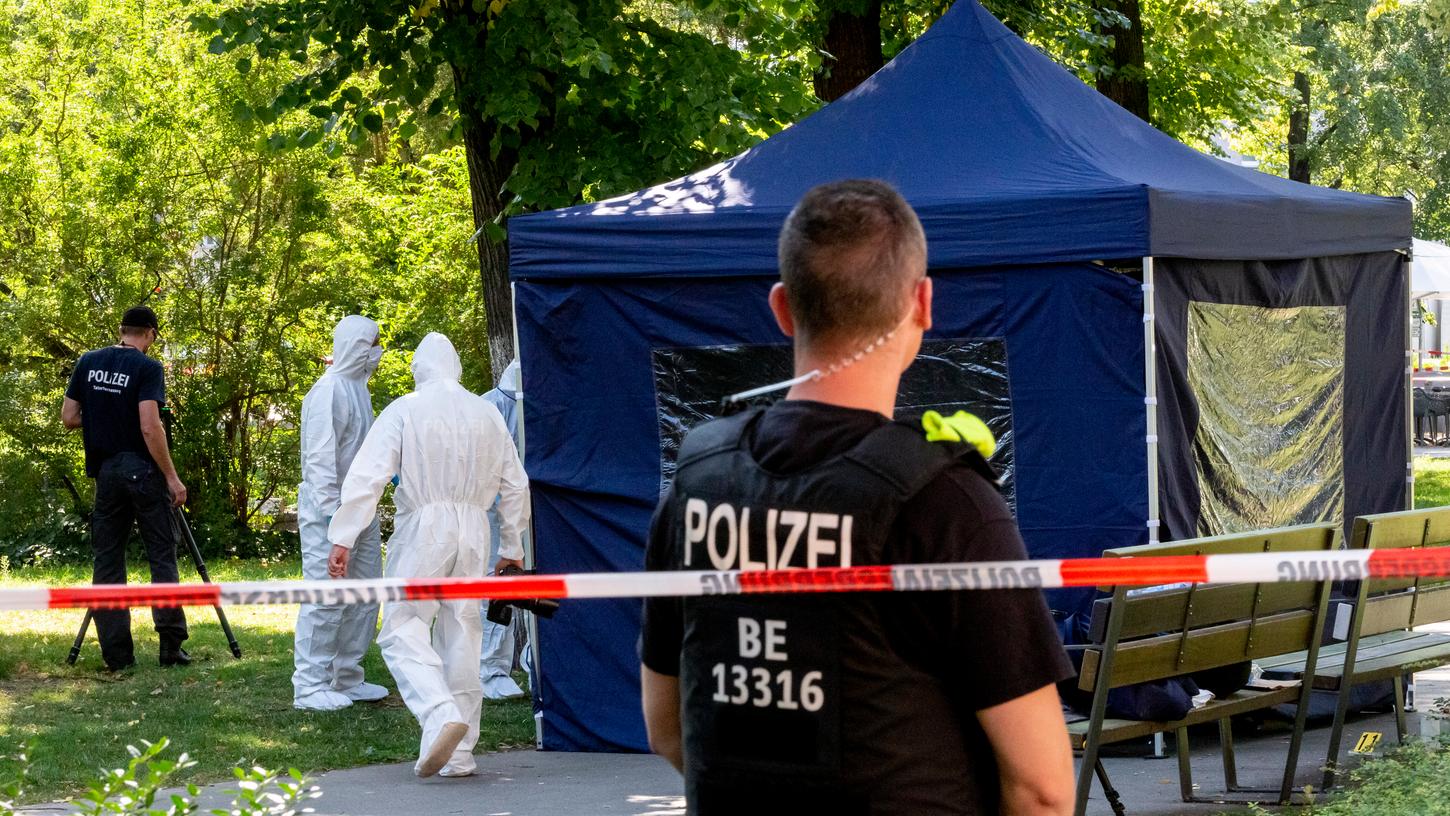 Beamte der Spurensicherung sichern im kleinen Tiergarten in Berlin. Am 23. August wurde hier ein Georgier von hinten erschossen.