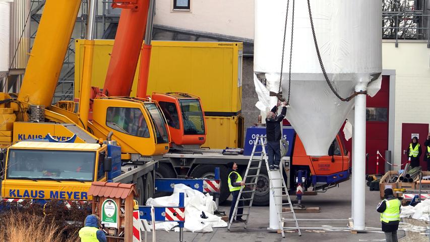 Auf dem Gelände der Neumarkter Lammsbräu wurden fünf Gär- und Lagertanks mit zwei großen Autokränen aufgestellt.