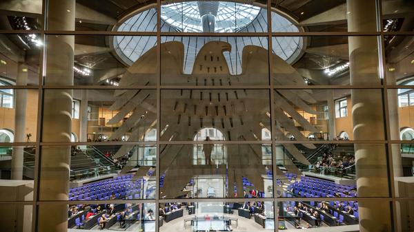 Um ihre Aufgaben zu erledigen, haben Bundestagsabgeordnete natürlich Mitarbeiter. Um die zu bezahlen, stehen ihnen nochmals bis zu 22.436 Euro monatlich zur Verfügung. Das Geld erhalten die Abgeordneten allerdings nicht selbst. Die Abrechnung der Gehälter für Mitarbeiterinnen und Mitarbeiter erfolgt durch die Bundestagsverwaltung.