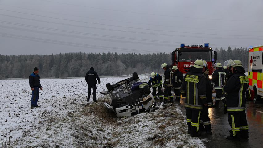 Unfall bei Tirschenreuth: 21-Jährige überschlägt sich mit Auto