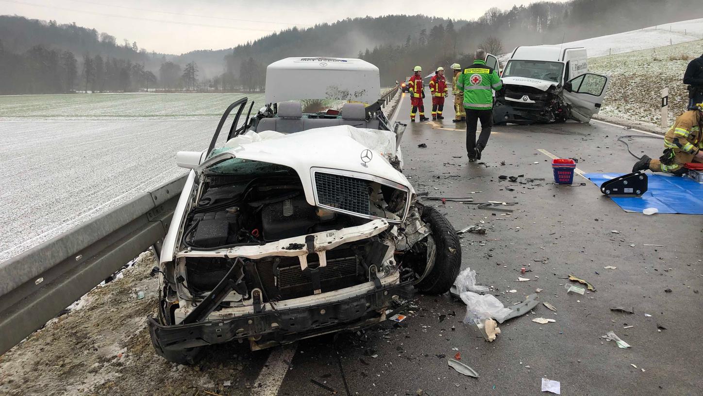 Mercedesfahrer stirbt nach Transporter-Kollision in Franken