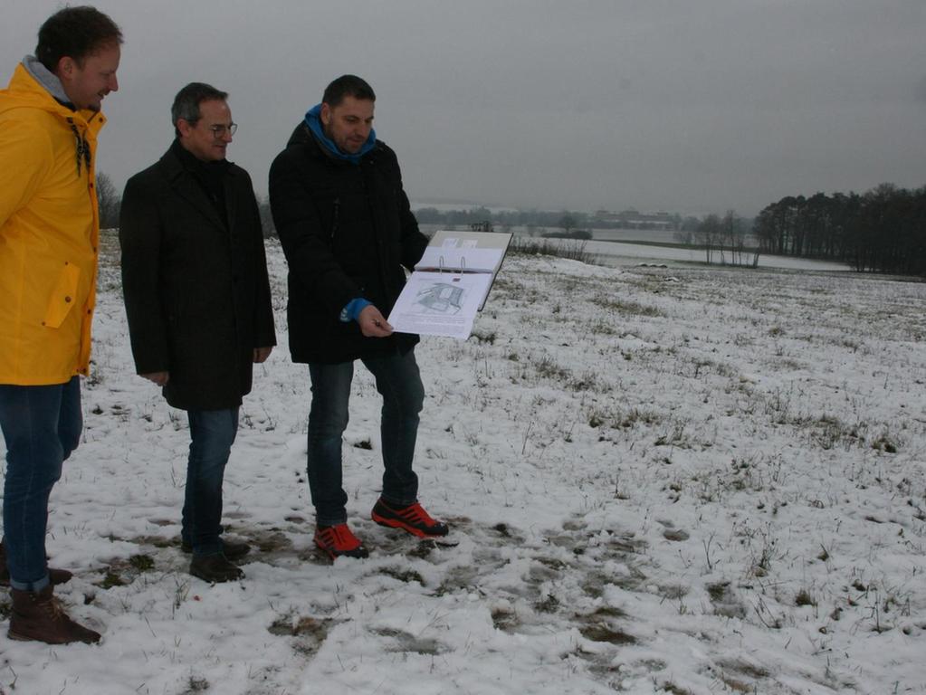 Wo jetzt noch schneebedeckte Wiese ist, soll bald ein Verteilzentrum stehen. Torsten Faatz, Robert Arenz und Roland Seubert (von links) betrachten die Pläne.