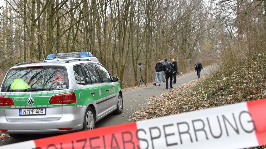 Mord in Roth: Nahe eines Fußwegs am Westring entdeckte am 20. Februar eine Spaziergängerin eine männliche Leiche. In unmittelbarer Nähe lag außerdem ein Reisekoffer. Eine 20-köpfige Ermittlerkommission „Rednitz“ nahm die Arbeit auf und wurde schon wenige Tage später fündig: Bei dem Toten, der schwer misshandelt worden war, handelte es sich um einen 56-Jährigen aus Bamberg. Festgenommen wurden eine 33-jährige Frau und ein 34-jähriger Mann aus Nürnberg, die dringend tatverdächtig galten.