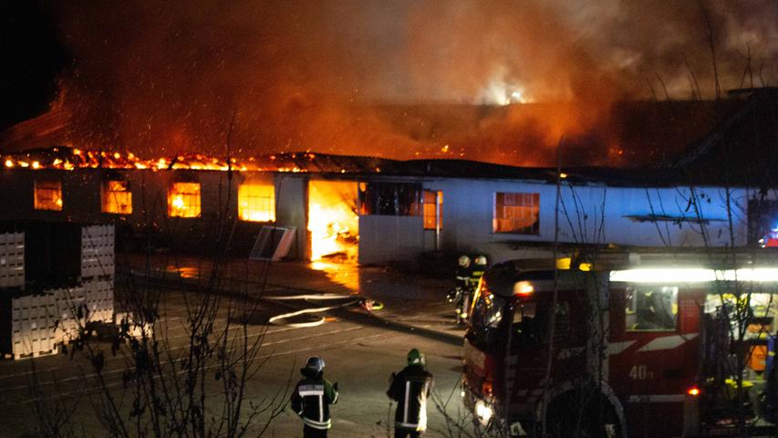 Im Gewerbegebiet Lösmühle bei Eckersmühlen brannte am 25. Februar 2019 eine 50 mal 100 Meter große Lagerhalle nieder. Die Feuerwehren der Umgebung rückten zu einem Großeinsatz aus.
