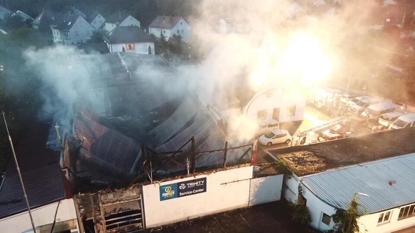 Komplett ausgebrannt ist am 3. September 2019 eine Lagerhalle mitten in Roth, in der Elektroroller und Segways gelagert waren. Über der Stadt stieg eine dicke Rauchwolke auf.