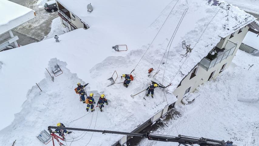 Schneehöhen von bis zu 1,70 Meter gab es im Januar 2019 im Süden Bayerns zu verzeichnen. In vielen Orten wurde der Katastrophenalarm ausgerufen. Das THW Hilpoltstein und das THW Roth eilten mit Helfern gen Süden, um die Schneemassen zu beseitigen.