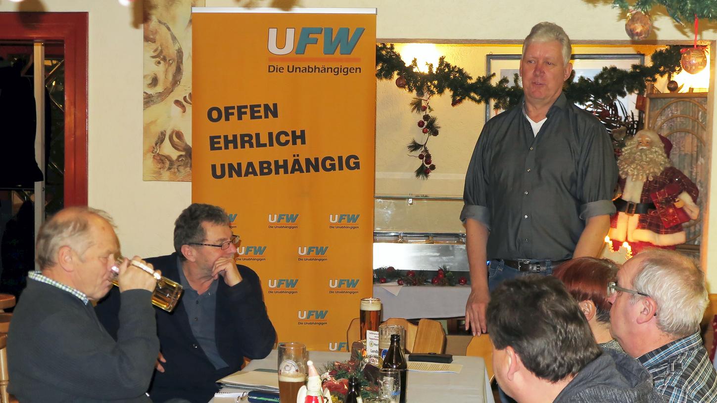 Bei der Nominierung der Treuchtlinger UFW-Stadtratsbewerber machte Spitzenkandidat Hubert Stanka (stehend) klare Ansagen.