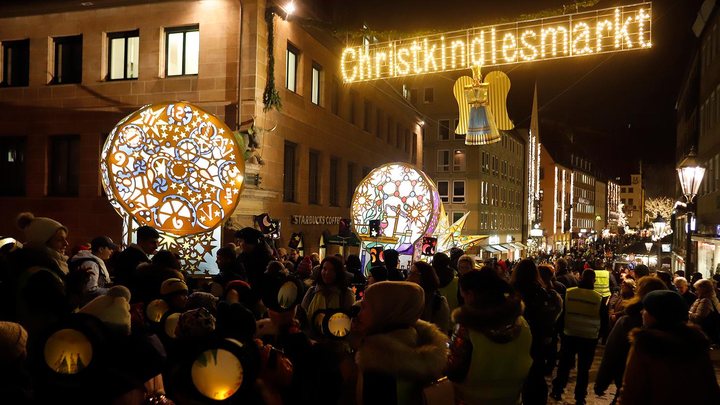 Selten ist die Nürnberger Innenstadt so romantisch wie zur Weihnachtszeit - und dann, wenn Hunderte Laternen durch die Gassen gleiten.