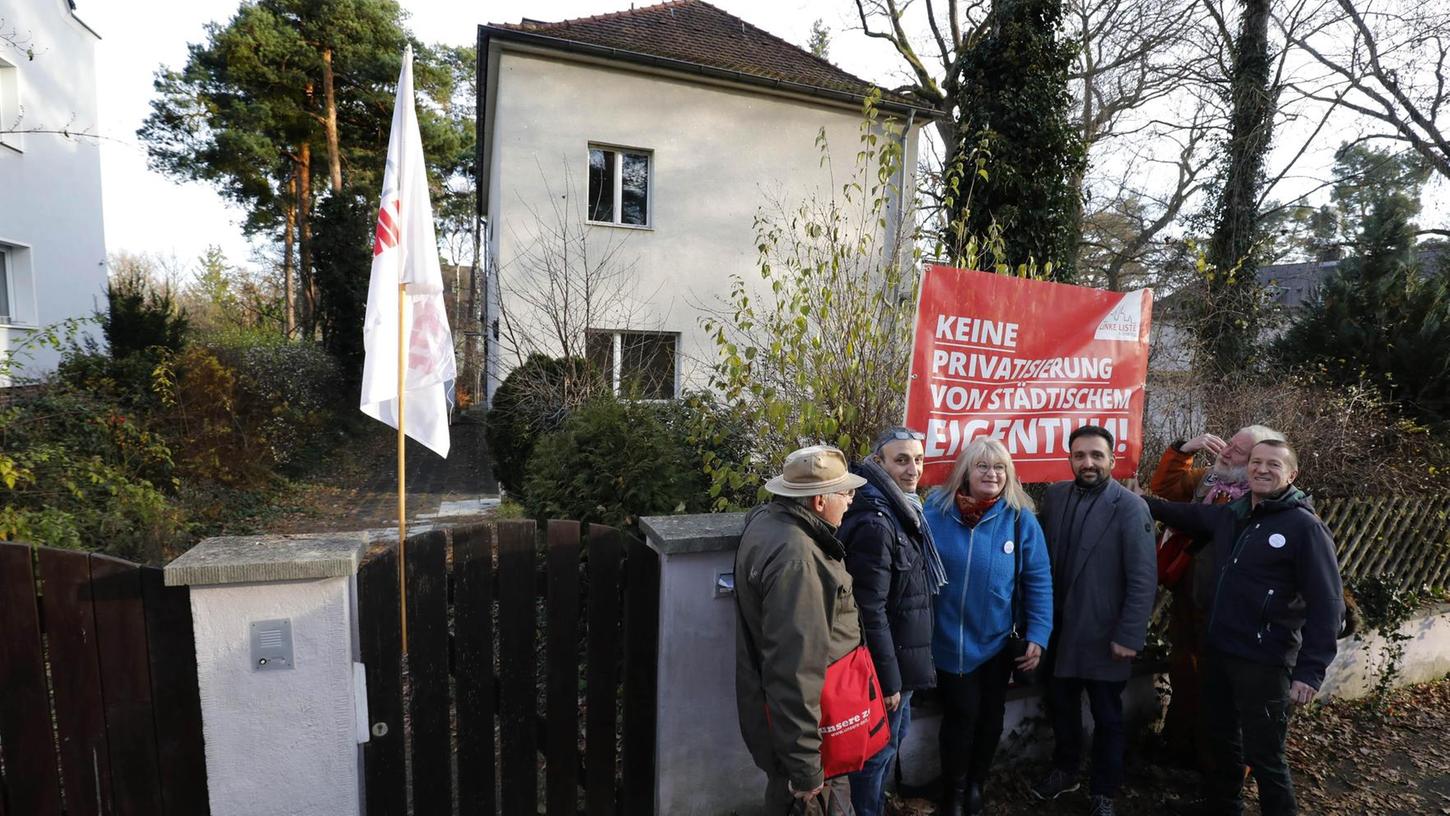 Linken-Aktivisten um die Stadträtin Marion Padua (Mitte) bei ihrem Protest-"Flashmob" vor dem von ihnen "Professoren-Villa" genannten Anwesen in Erlenstegen.
