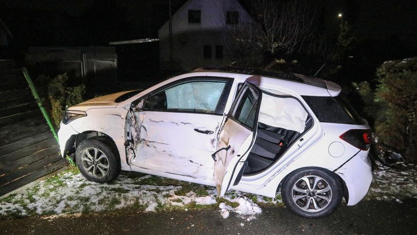 Unfall auf spiegelglatter Fahrbahn: Autofahrer eingeklemmt