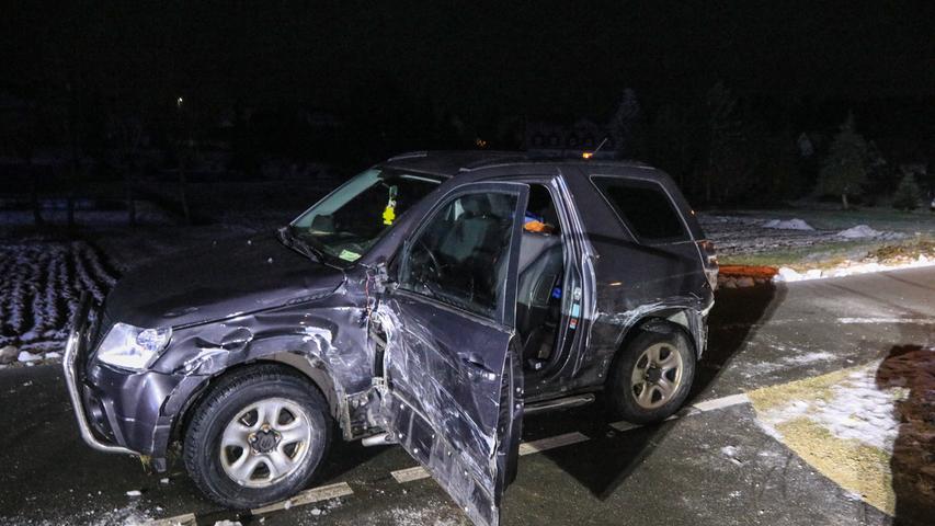 Unfall auf spiegelglatter Fahrbahn: Autofahrer eingeklemmt