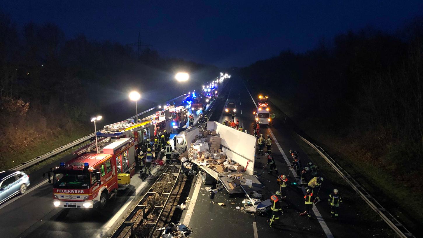 Ein Lkw prallte auf der A73 zwischen Forchheim-Nord und Buttenheim gegen einen Brückenpfeiler. Der Fahrer überlebte den Unfall nicht.
