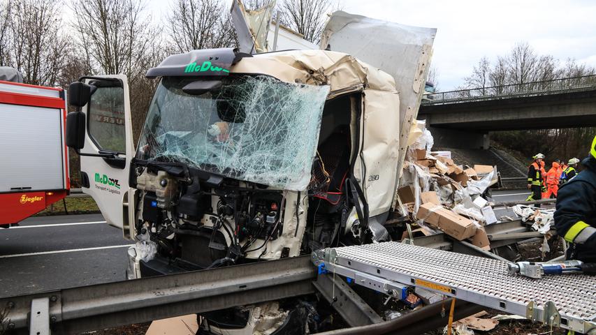 Tödlicher Unfall auf A73: Lkw prallt gegen Brückenpfeiler