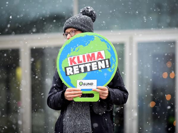 Klima-Trauermarsch durch die Innenstadt von Erlangen