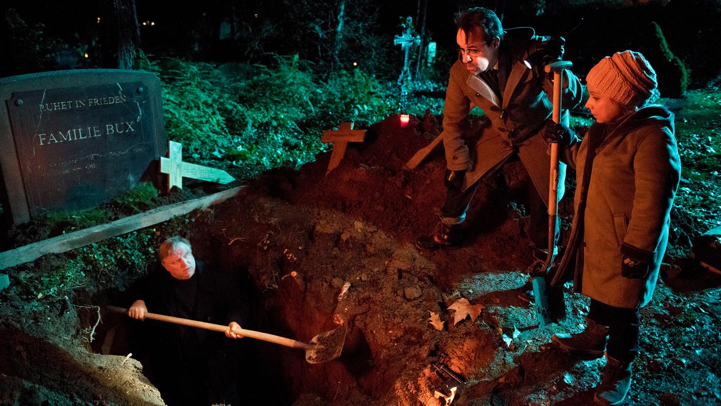 In "Väterchen Frost" müssen "Alberich" (Christine Urspruch), Thiel (Axel Prahl) und Boerne (Jan Josef Liefers) besonders tief graben, um der Wahrheit ans Licht zu verhelfen. In "Väterchen Frost" müssen "Alberich" (Christine Urspruch), Thiel (Axel Prahl) und Boerne (Jan Josef Liefers) besonders tief graben, um der Wahrheit ans Licht zu verhelfen.