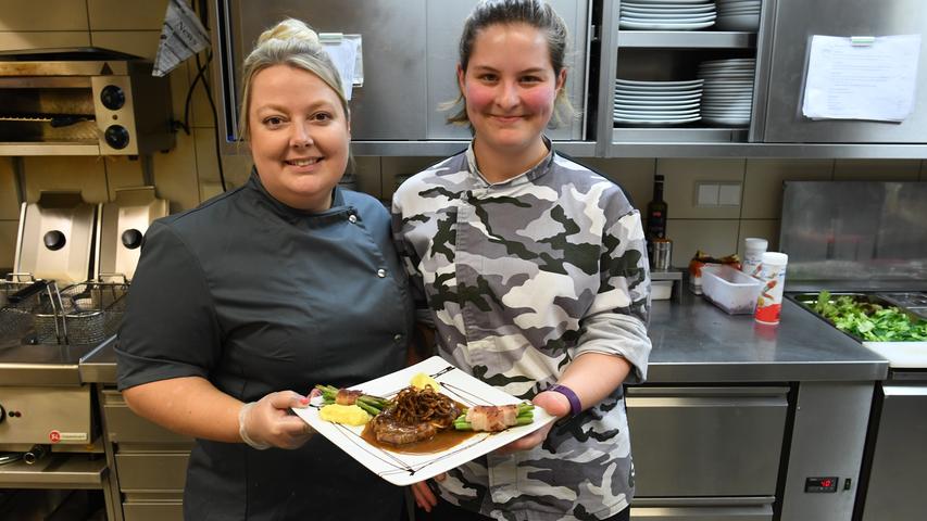 Gut vorbereiten lässt sich der Hauptgang. Über drei Tage lang hat Saskia Müller (22, rechts) die Soße kochen lassen. Das Rezept hat die junge Köchin aus ihrer Zeit in österreichischen Küchen mitgebracht.