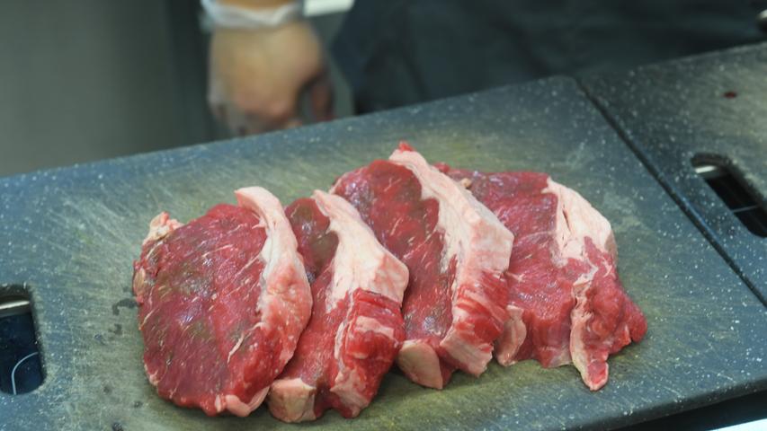 Angst vor dem Beef muss niemand haben. Richtig portioniert ist das Fleisch, wenn es rund zwei Zentimeter dick geschnitten ist und gut durch, sobald der Fleischsaft herausläuft.