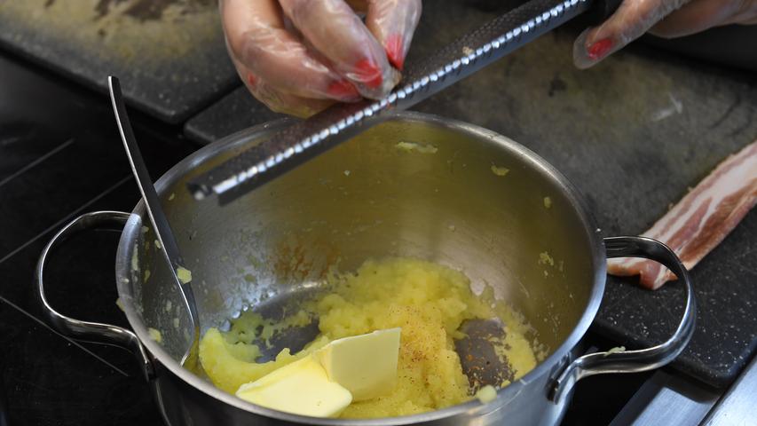Und der Kartoffelbrei? Ja, da gibt es eine vollmundige Lösung - oder wie es Grüner nennt: „Ein gutes Geheimnis.“ Es ist nicht die Milch. Sondern? „Butter, Butter und Butter.“ Das macht die Kalorien, aber auch definitiv den Geschmack. Wer es fein mag, drückt den fertigen Kartoffelbrei durch das Sieb, bevor er auf dem Teller landet. Garniert wird das Ganze mit einem Hauch Muskat.