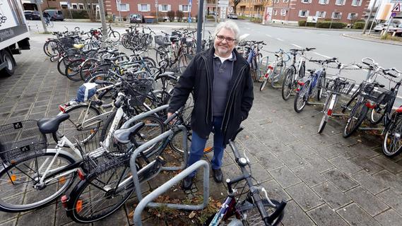 Bei schlechtem Wetter sind vereinzelt noch Plätze frei, aber Stadtrat Lorenz Gradl weiß: Im Frühjahr und Sommer reichen die Radstellplätze bei weitem nicht aus.