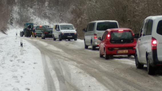 Fränkische Schweiz: Schnee und Matsch lassen Busse und Lkw quer stehen