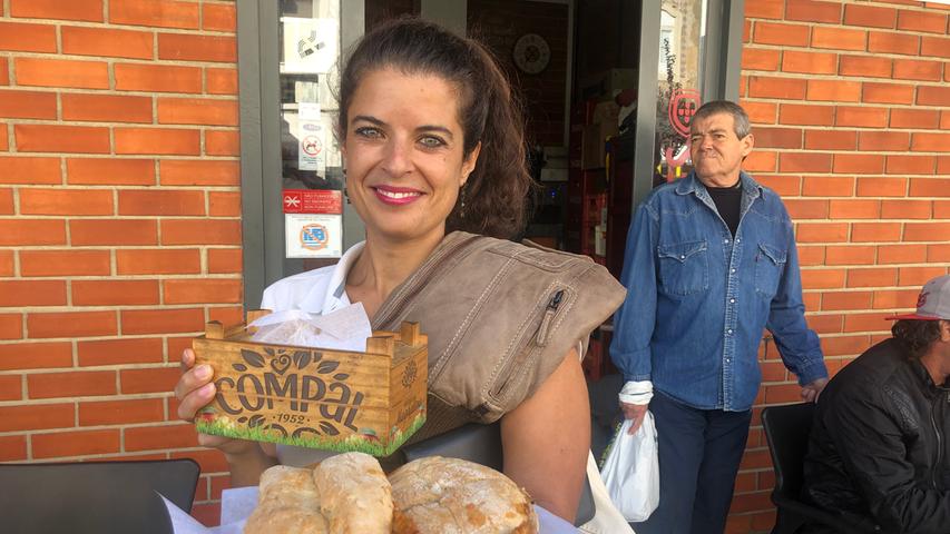 Joana Cabrita Martins (35) bietet Food Touren in Olhão und anderen Städten an der Algarve an. 
 
 Eine kleine Kneipe am Fischmarkt in Olhão ist die erste Station. Hier gibt es "Bifana", ein scharf gewürztes Schweineschnitzel im Brötchen.