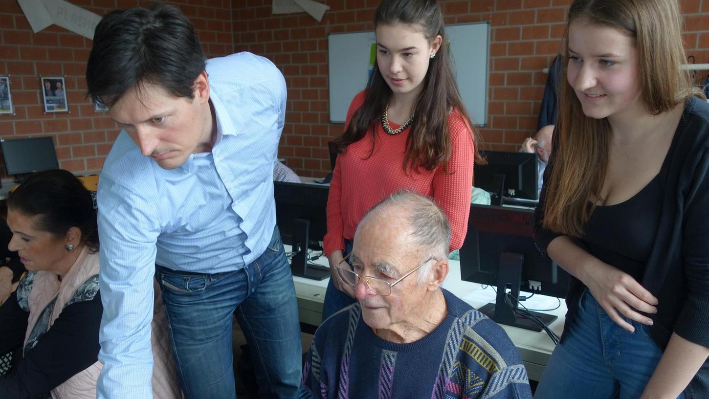 Fürther Neuntklässler machen Senioren fit am PC