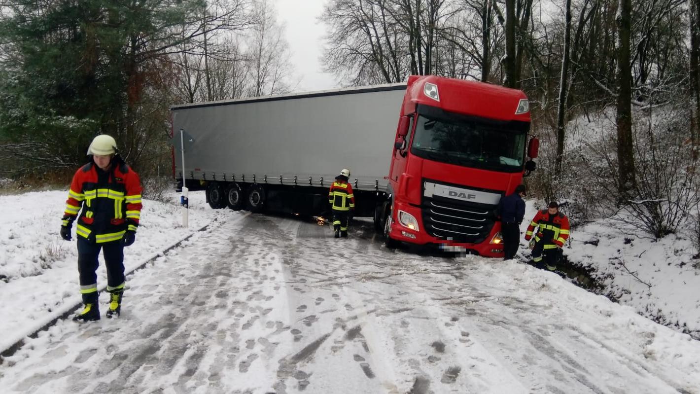 Neunkirchen: Lkw war in den Graben gerutscht