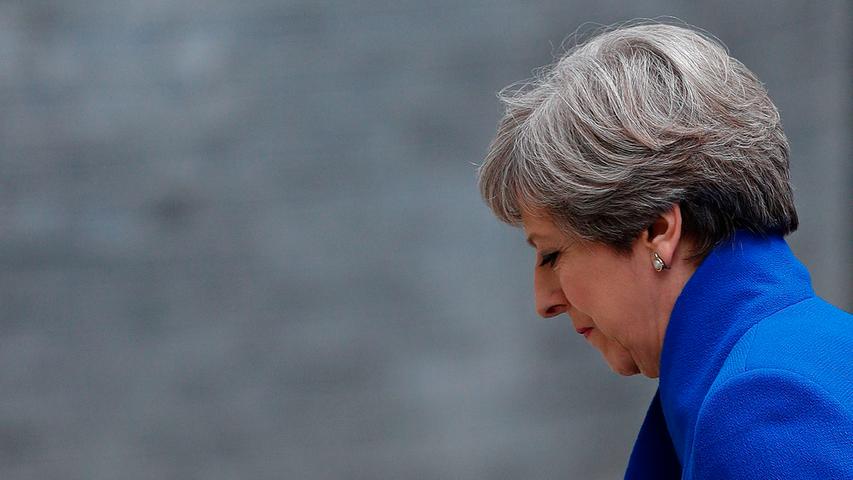 Anfang 2017 kündigt Premierministerin Theresa May einen "harten Brexit" an. Großbritannien werde den europäischen Binnenmarkt verlassen. Auch eine volle Mitgliedschaft in der Zollunion solle es nicht mehr geben. Ermutigt von guten Umfragewerten kündigt sie am 18. April 2017 auch vorgezogen Neuwahlen an - in der Hoffnung, ihre konservative Mehrheit im Unterhaus zu stärken. Der Schuss geht nach hinten los. Die Tories verlieren bei der Wahl am 8. Juni 2017 ihre Mehrheit und sind künftig auf die Unterstützung der zehn Abgeordneten der nordirischen Democratic Unionist Party (DUP) angewiesen, die jedoch auf jeden Fall eine neue Zollgrenze zwischen Irland und Nordirland verhindern wollen. Es wird schwierig. Einen Rücktritt lehnt Theresa May aber trotz der Schlappe ab.