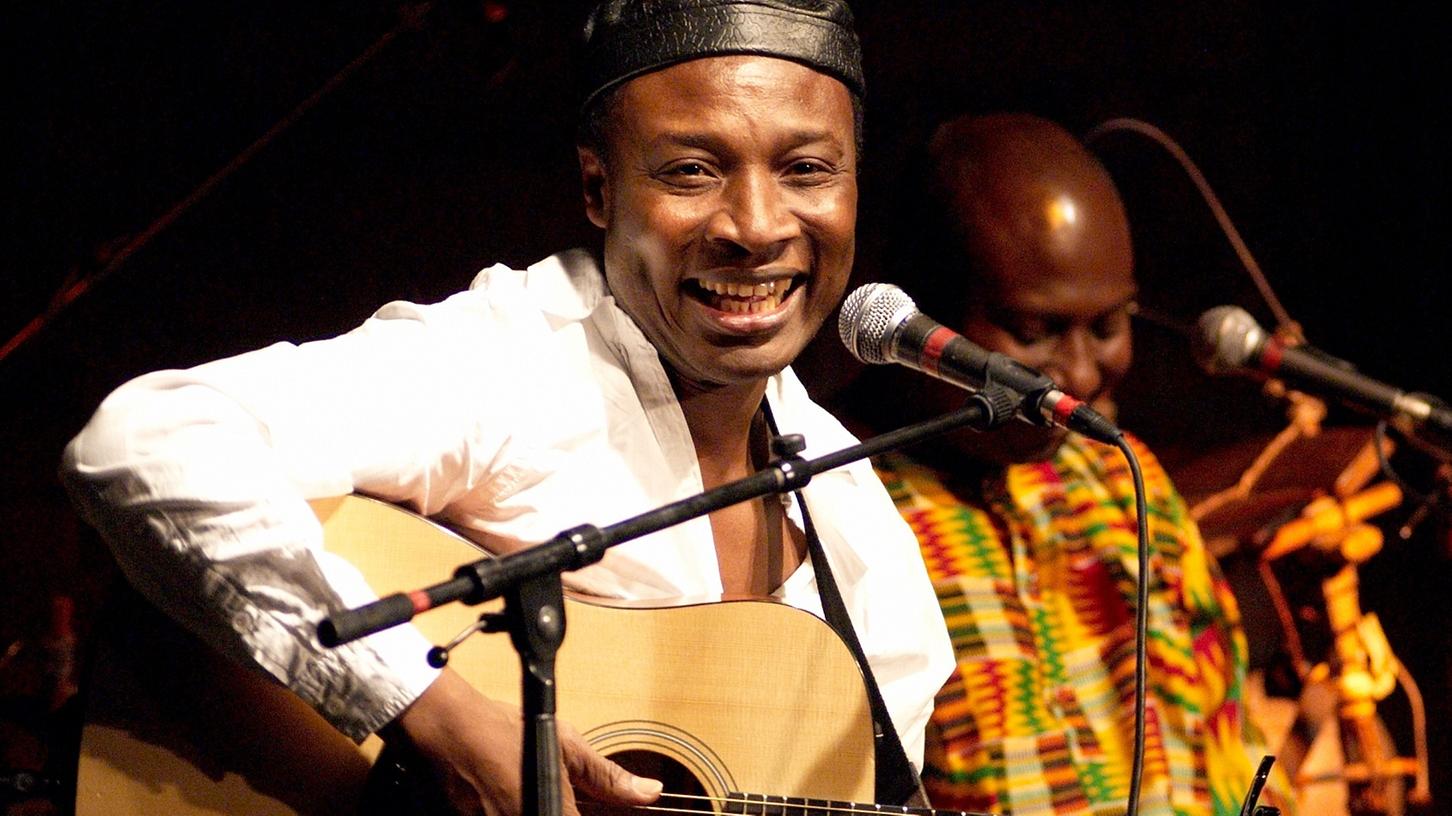 Adjiri Odametey macht am 19. Juli mit „Afrikanischer Weltmusik“ den Auftakt der Schlosshofkonzerte 2020.