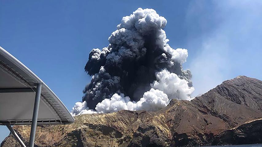 Er spuckt Rauch und Schlamm: Neuseelands aktivster Vulkan war am Montag ausgebrochen. Insgesamt 16 Menschen, Touristen und Führer, die sich auf einer Sightseeingtour bei White Island befanden, starben in Folge des Ausbruchs, Dutzende weitere wurden verletzt.
