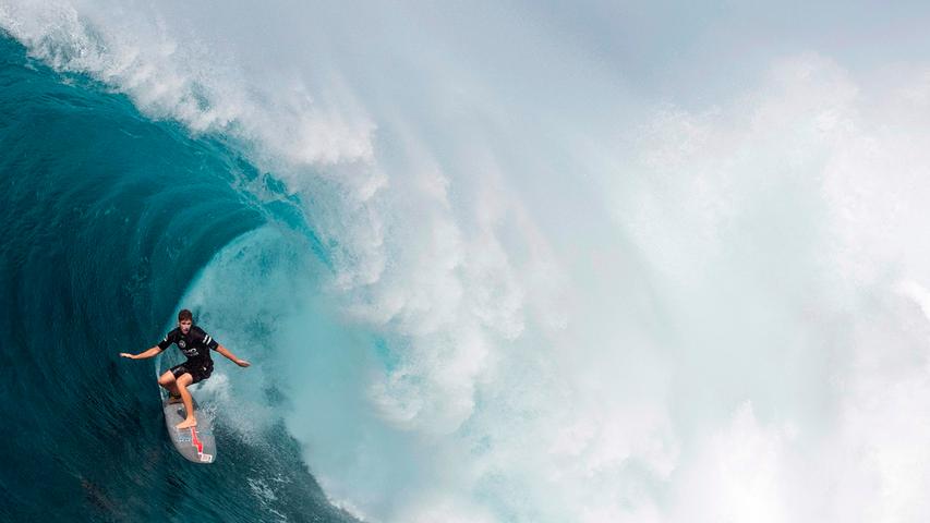 Von rauschender Gischt umhüllt, surft Nathan Fletcher die Welle herunter. Er war Teilnehmer bei der "Big wave riding competition" in Maui auf Hawaii.