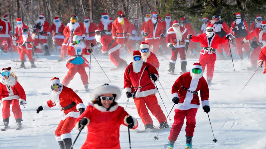 In einem Skigebiet im amerikanischen Bundesstaat Maine sind die Weihnachtsmänner los. Hunderte Ski-Fahrer tummeln sich weihnachtlich verkleidet auf der Piste - für einen guten Zweck.