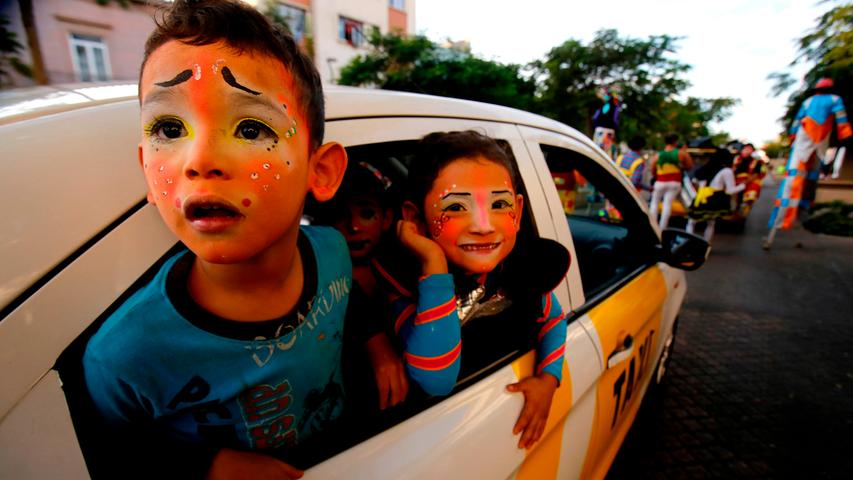 Coulrophobie - die krankhafte Angst vor Clowns - ist hier fehl am Platz: Kinder posieren am Internationalen Clownstag in Guadalajara. Viele Mexikaner haben sich dafür am Montag extra geschminkt und in Schale geworfen.