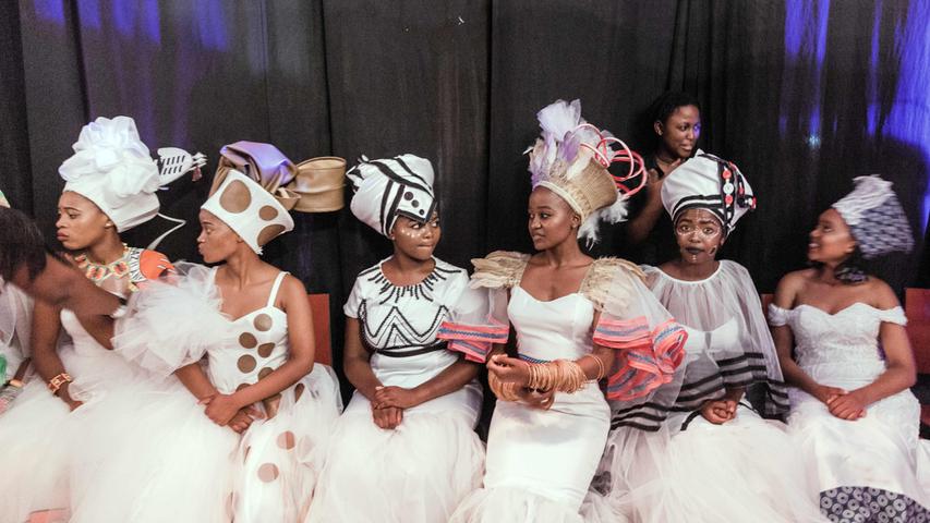 Traditionell gekleidete Königinnen aus verschiedenen Provinzen Südafrikas lassen sich am dreitägigen Indoni Cultural Festival in Durban ablichten. Das Festival soll die einzigartige Vielfalt des Landes demonstrieren.