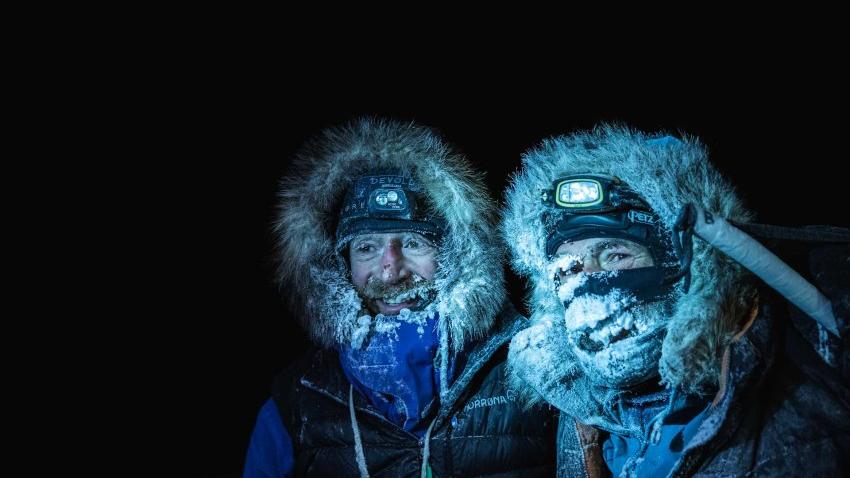 Eiskalte Tour: Die beiden Extremsportler Borge Ousland und Mike Horn haben das Nordpolarmeer auf Skiern überquert. Der Norweger und der Schweizer hatten am 27. Oktober nach einem Monat Verspätung den Nordpol erreicht und wurden nun vom Eisbrecher "Lance" auf der anderen Seite der Eiskappe abgeholt.