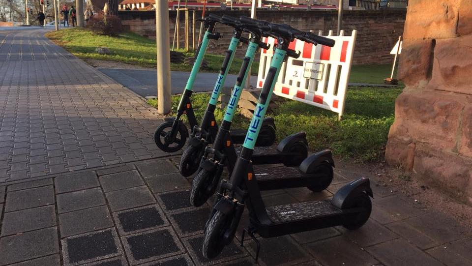 Am Nürnberger Hallertor stehen die Roller des neuen Verleihers bereits in Reih und Glied. Am Nürnberger Hallertor stehen die Roller des neuen Verleihers bereits in Reih und Glied.