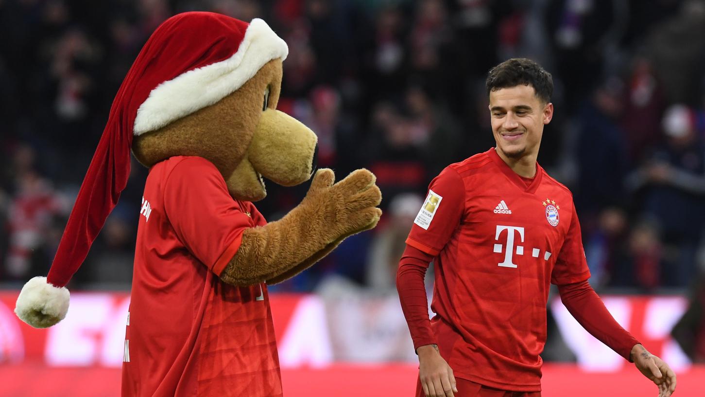 Gute (Weihnachts-)Stimmung nach dem Spiel. Philippe Coutinho mit Bayern-Maskottchen "Berni".