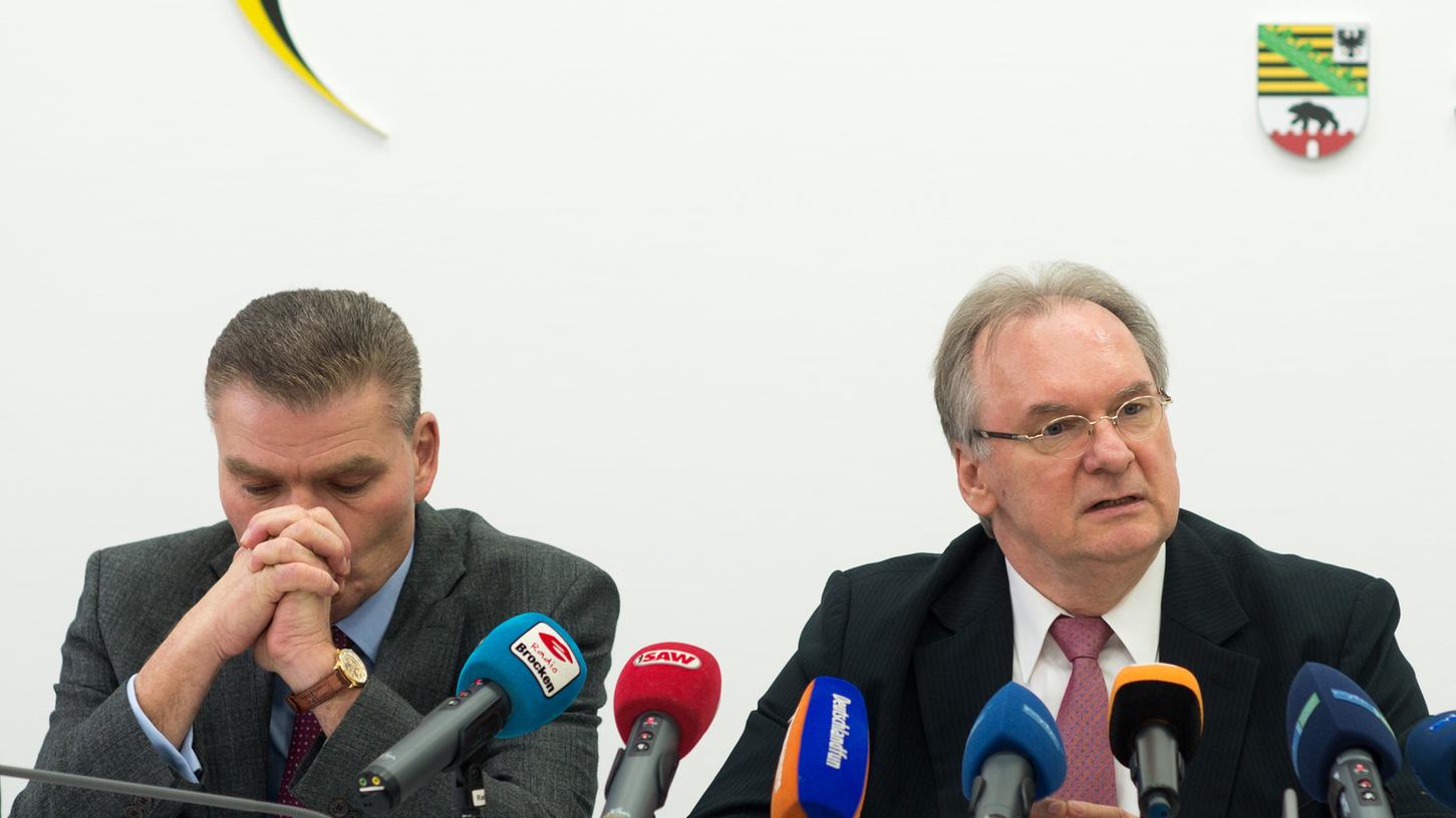 Holger Stahlknecht (l, CDU), Innenminister von Sachsen-Anhalt, und Ministerpräsident Reiner Haseloff (CDU) geben eine Pressekonferenz. (Archivbild von Januar 2017)