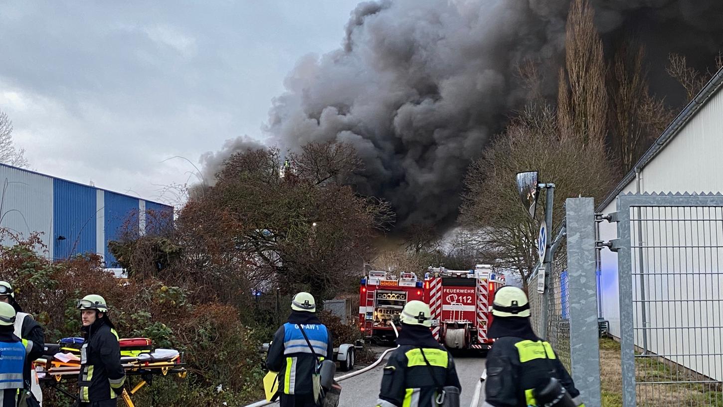Eine dunkle Rauchsäule bäumt sich über der Lagerhalle in der Conradtystraße auf. Die Feuerwehr ist im Großaufgebot ausgerückt. Eine dunkle Rauchsäule bäumt sich über der Lagerhalle in der Conradtystraße auf. Die Feuerwehr ist im Großaufgebot ausgerückt.