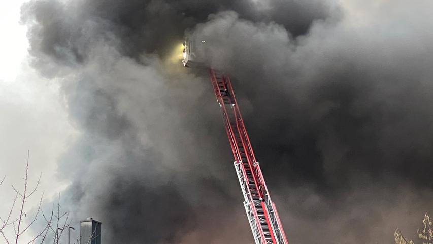Unter anderem versuchte die Feuerwehr, über drei Drehleitern die Flammen unter Kontrolle zu bekommmen.