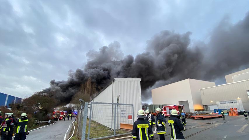 Rauchsäule über Nürnbergs Süden: Lagerhalle steht in Vollbrand